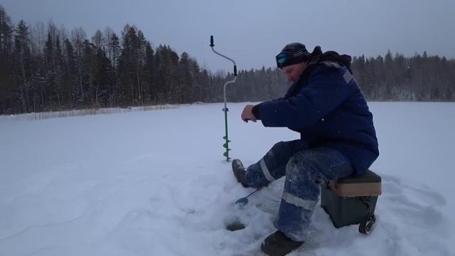 ПРОБИВАЕМ ПУТИК в ИЗБУ. ЧЕТЫРЕ ДНЯ в ТАЙГЕ. СТАВИМ СЕТИ под ЛЁД на ТАЁЖНОМ ОЗЕРЕ. Часть первая. смотреть онлайн