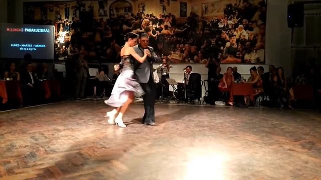 Julio Balmaceda y Virginia Vasconi junto a la Orquesta Color Tango ~ Milonga Parakultural смотреть онлайн