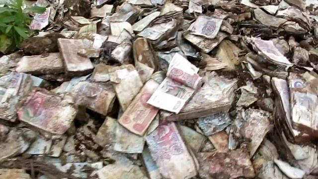 Нашёл посреди поля заначку в миллиард рублей, вот только не понял чья она. смотреть онлайн