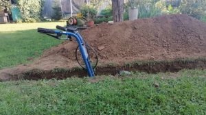 Крот помогает копать траншею.