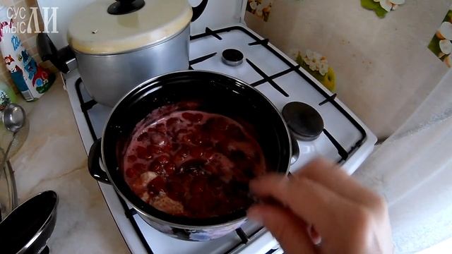 Домашнее варенье из клубники и шоколада.