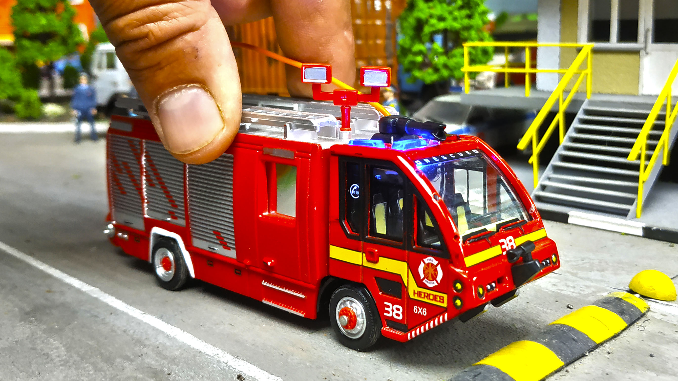 Едет ПОЖАРНАЯ МАШИНА звук сирены, светятся мигалки! Про машинки. смотреть онлайн