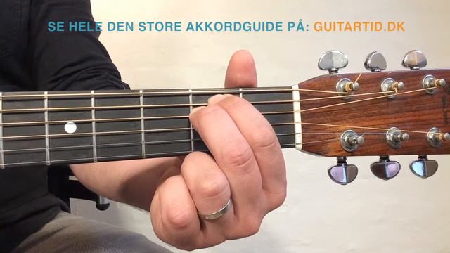 Lær at spille en E-mol (Em) akkord på guitar смотреть онлайн