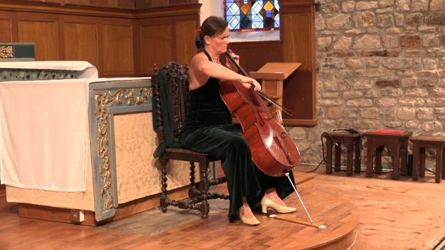 Sarabande de la suite no 5 en do mineur pour violoncelle seul de J. - S. Bach par Constance Mars смотреть онлайн
