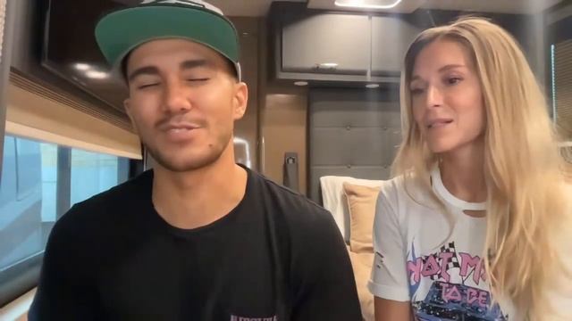 Love in the Limelight - Live with Alexa and Carlos PenaVega смотреть онлайн