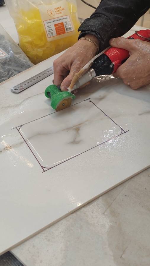 Микро резка ПЛИТКИ! мини люк под ванну для крана своими руками! смотреть онлайн