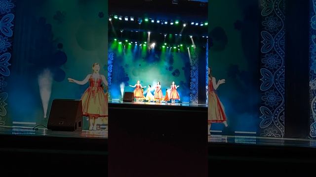 "Стоят девчонки". У. Мельнова, А. Нерсесян, А. Бондаренко. 08.03.2023 смотреть онлайн