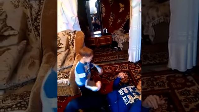 маленький мальчик бьет в фулмаунте. смотреть онлайн