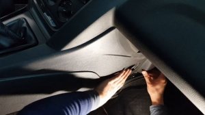 Снимаем накладку на центральную консоль со стороны пассажира Focus 3