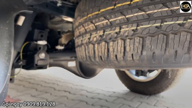 Toyota Fortuner 2.4 AT 4X2 máy dầu 2021 màu trắng odo 3,7 vạn km | Lega Auto смотреть онлайн