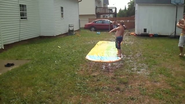 Slip N Slide FAIL ( How not to guide for a slip n slide) смотреть онлайн