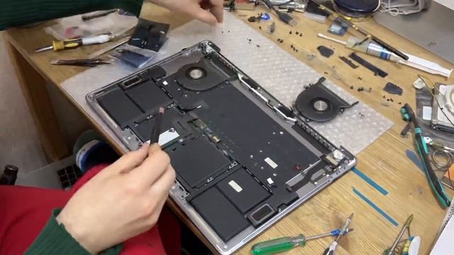 Замена топ кейса MacBook Pro 15 Mid 2018 A1990 смотреть онлайн