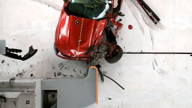 2016 Ford Mustang driver-side small overlap IIHS crash test смотреть онлайн