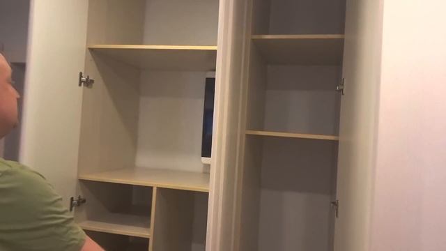 Распашной шкаф в прихожей с интересной деталью смотреть онлайн