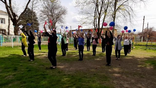 Кубань встречает первомай.mp4Флешмоб.Коллектив детского сада.2021г.Краснодарский край. смотреть онлайн