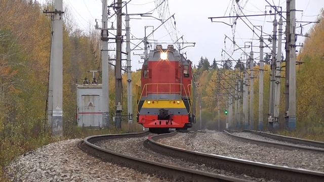 ТЭМ7-0218 с небольшим грузовым поездом смотреть онлайн