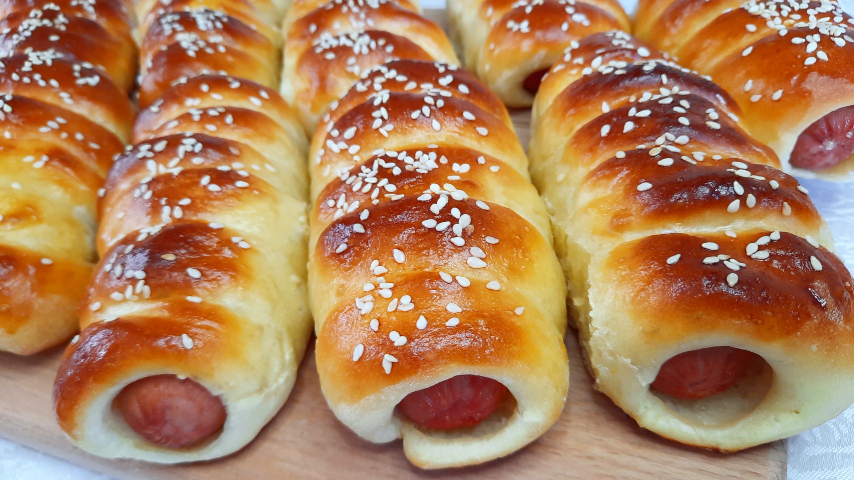 СОСИСКА В ТЕСТЕ В ДУХОВКЕ / пышное и воздушное дрожжевое тесто на сыворотке смотреть онлайн