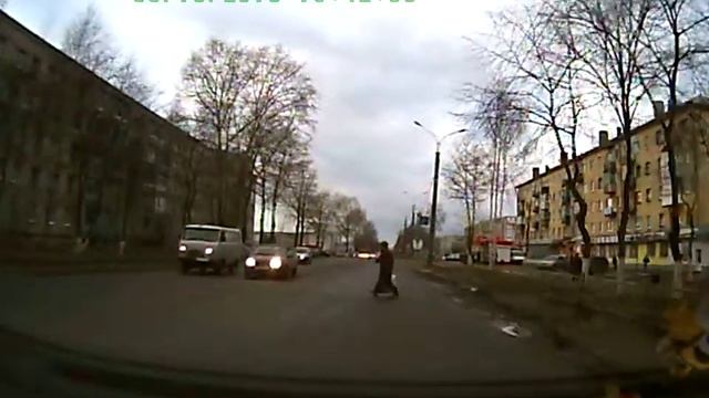 Бабка пофигистка - иду через дорогу как хочу!!! смотреть онлайн