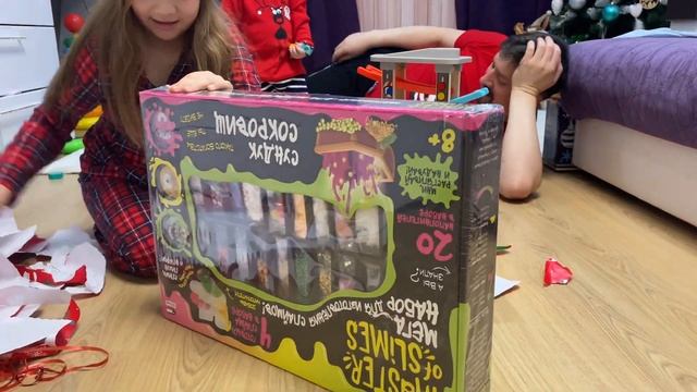 На Новый год Дед Мороз дарит всем детям подарки, да ещё какие смотреть онлайн