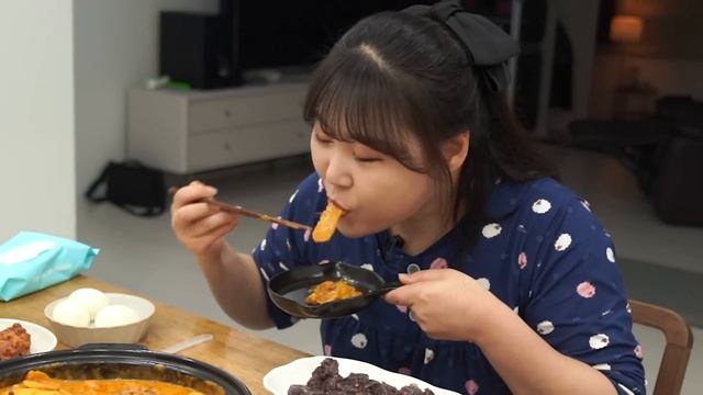 엽떡먹방?신메뉴 마라로제떡볶이와 엽봉, 계란죽, 순대, 삼겹살 김치볶음밥 먹방 Mara Rose Tteokbokki Mukbang