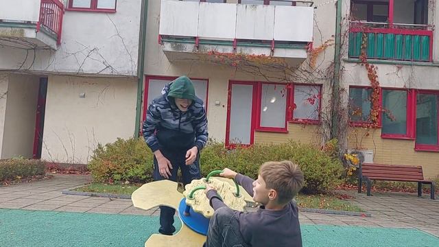 Катаюсь с другом на пружине смотреть онлайн