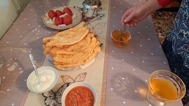 Вкусные пирожки и домашний хлеб. Учусь вязать новые следочки. смотреть онлайн