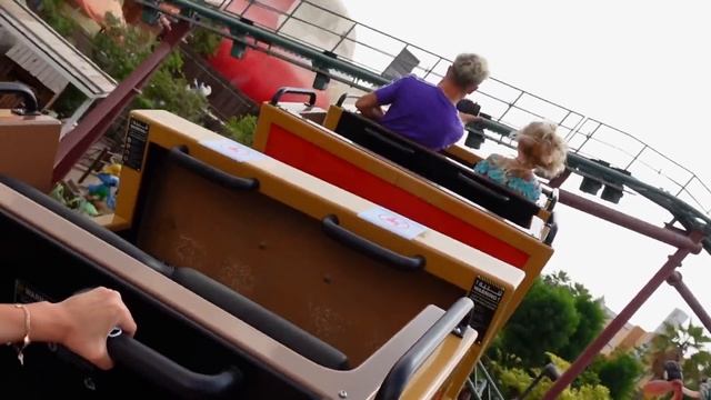 24 часа в Парке АТТРАКЦИОНОВ MOTIONGATE !! КРУТЫЕ АМЕРИКАНСКИЕ ГОРКИ! смотреть онлайн