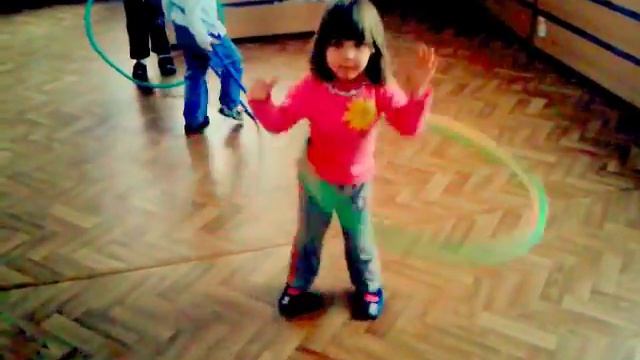 КРУТО!!! 2 года - 2 обруча. Крутим обруч в детском саду. смотреть онлайн