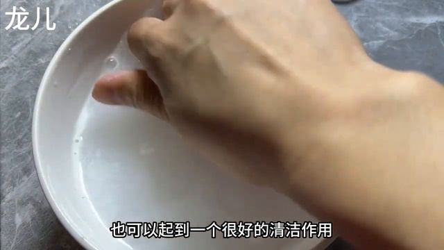 不管衣服多髒多黃，只需往里倒一碗，輕輕一搓，立馬潔淨如新，棒【百變小廚坊】#衣服 смотреть онлайн
