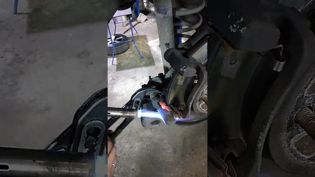 Как вытащить направляющую суппорта, если она закисла