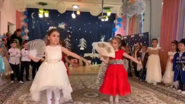 'Рэп Менуэт" танец от детей старшей группы. смотреть онлайн