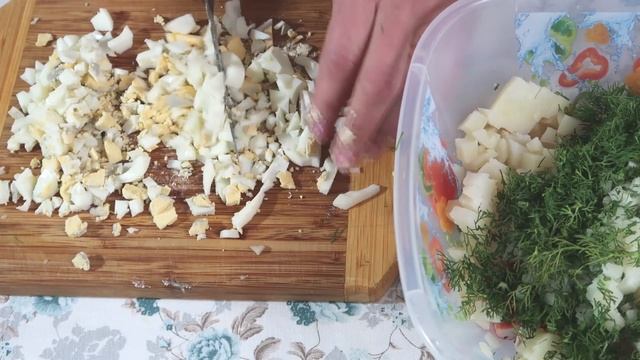 Салат крабовый : классический рецепт - готовим салат с крабовыми палочками, кукурузой и яйцом смотреть онлайн