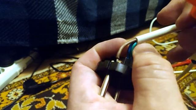 Замена электрической вилки / Replacing the electrical plug смотреть онлайн