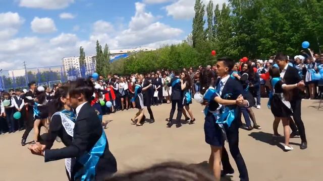 Красивый вальс выпускников школы N19 город Кокшетау 25.05.17 смотреть онлайн