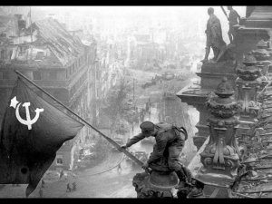 "Внимание! Внимание! Говорит Москва! Говорит Москва!"