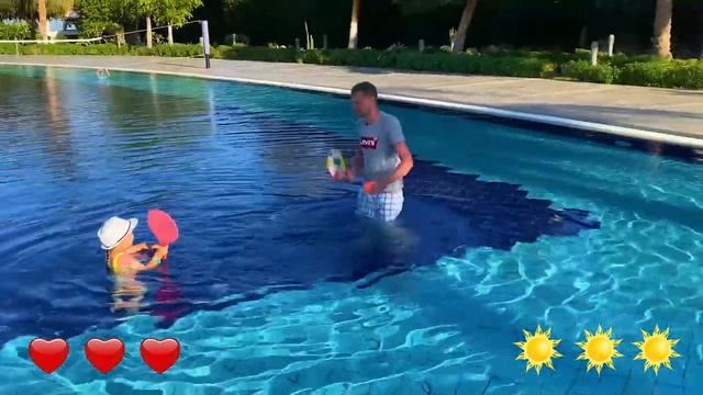 Водный теннис ! Кто же победит Мия или папа ??? Ребята следите за счетом ! смотреть онлайн