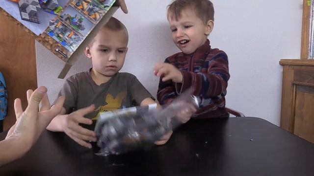 Lego Minecraft The Zombie Cave 21141 Build and Play смотреть онлайн