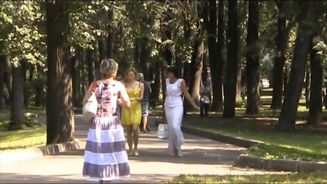 Лена и Вика гуляют в парке смотреть онлайн