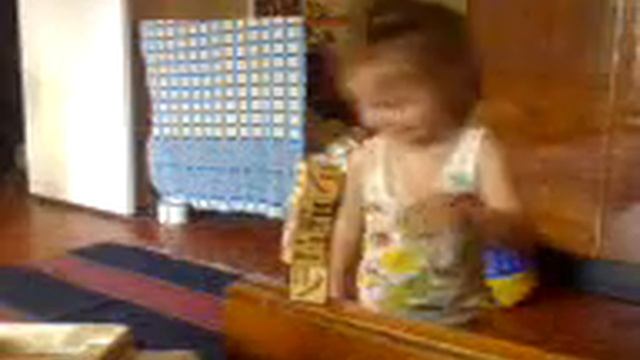 Видео Виолетта играет с кубиками.3gp смотреть онлайн