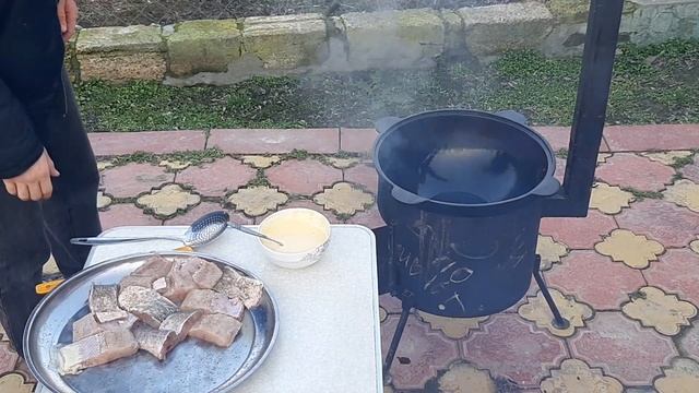 щука жареная в яичном кляре в казане на костре. смотреть онлайн