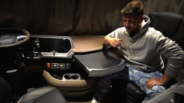 Noc v DAF XG+ (interiér tour) // SOM ŠOFÉR смотреть онлайн