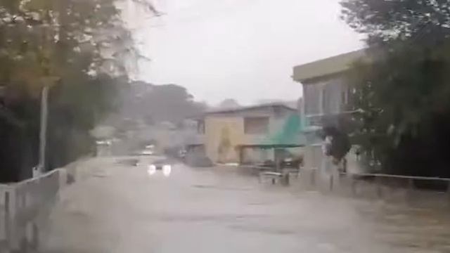 Как выглядели улицы Сочи во время ливня? Смотрите это видео . смотреть онлайн