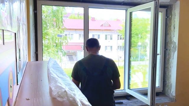 Монтаж трехстворчатого окна в детском саду №95 по ул. Гастелло 75 в Тюмени смотреть онлайн