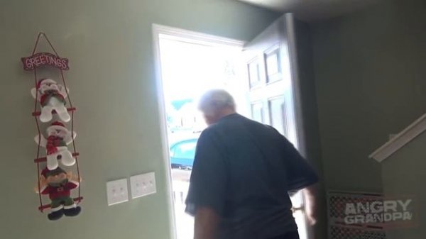 ЗЛОЙ ДЕД ЛОМАЕТ ЕЛКУ