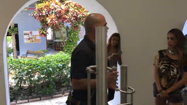 Exhibición "Entre Líneas", de los artistas, Luis Alonso y Charles Juhasz Alvarado смотреть онлайн