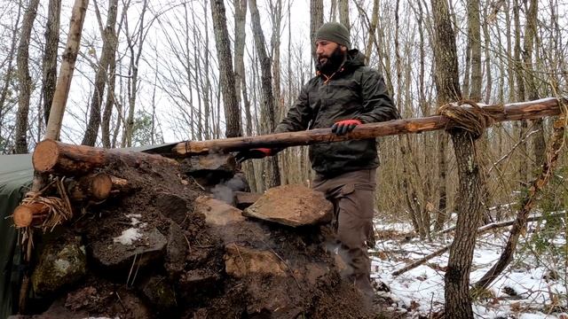 3 Days Bushcraft Winter Camping in Rain and Snow - Stone Fireplace, Camp Cooking, Nature Sounds смотреть онлайн