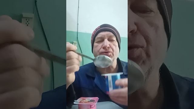 На обзор продукт йогуртный пастеризованный с клубникой и витаминами из магазина светофор смотреть онлайн