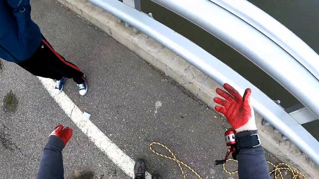 Рыбалка на паук подъёмник с рогаткой. Паук весь трещал от огромного сазана смотреть онлайн