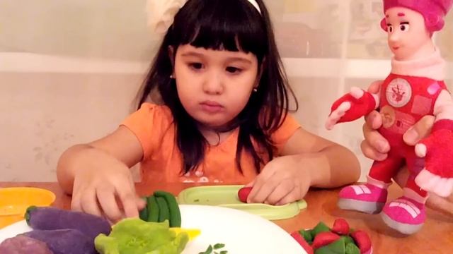 Играем с Плей До готовим ужин с фиксиком Масей Рагу и салат из Плэй До смотреть онлайн