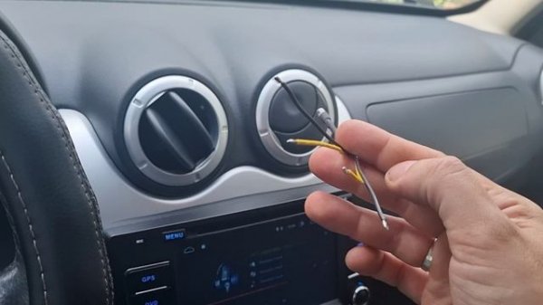 Горит дальний и ближний индикатор на панели при установке светодиодных ламп в авто, что же делать?